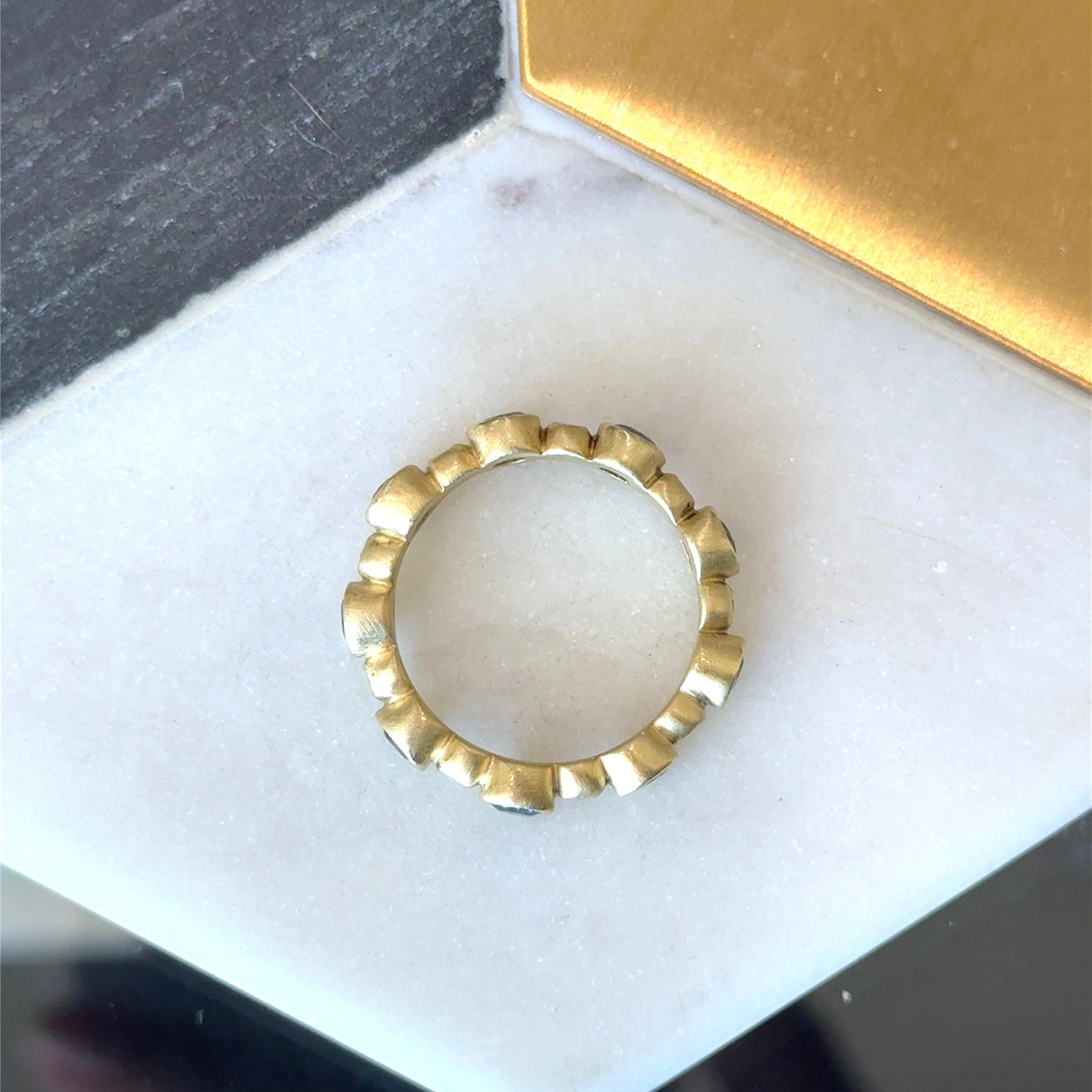Taglio rotondo Suzy Landa - Fascia per l'eternità in oro giallo 18 carati con tormalina e diamante in vendita