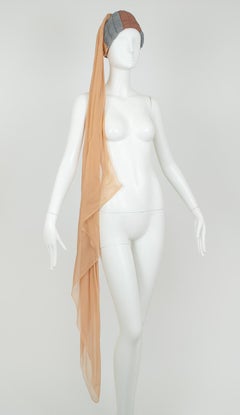 Suzy Lee Seda desnuda 1001 Noches Genio Turbante Sombrero Cloche con cola de 5 ½' - M, 1960