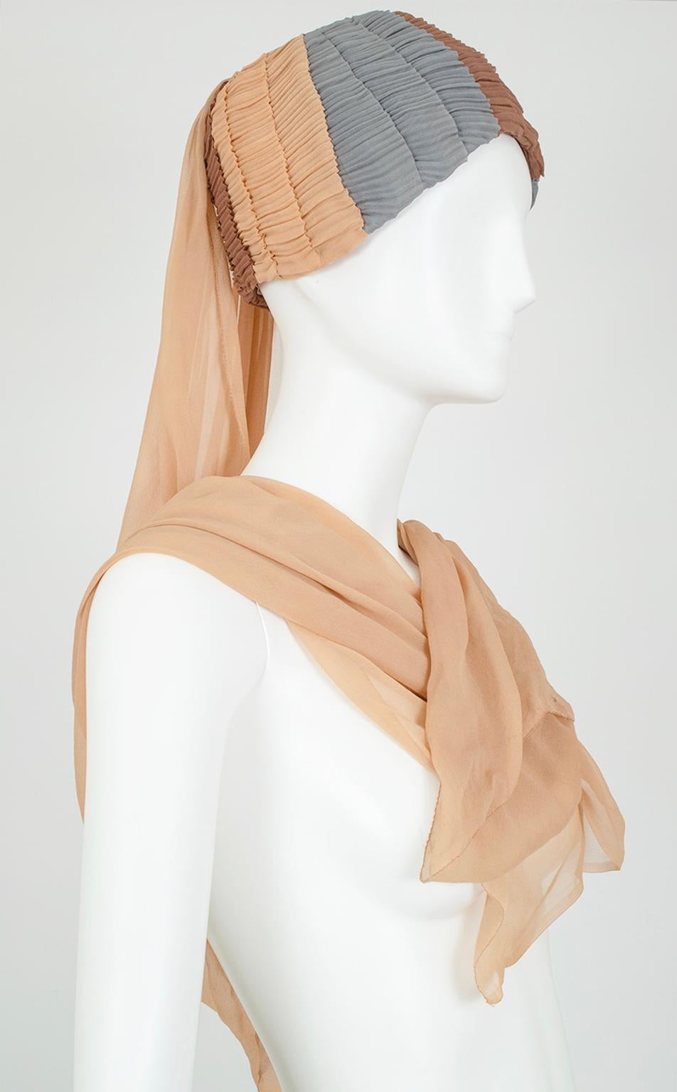 Suzy Lee Nude Silk 1001 Nights Genie Turban Cloche Hat w 5 ½’ Train – M, 1960s In Good Condition For Sale In Tucson, AZ