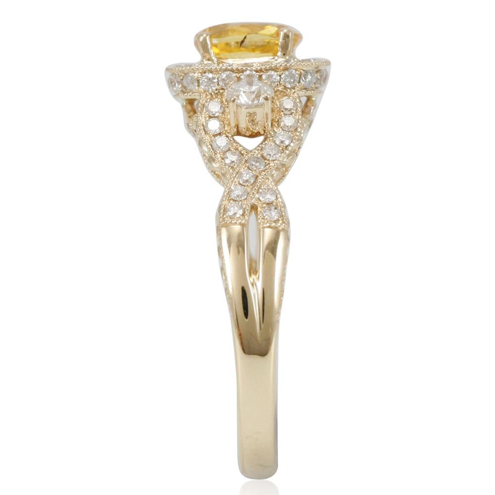 Taille coussin Suzy Lev Bague en or jaune 14 carats avec saphir jaune taille coussin et diamants en vente