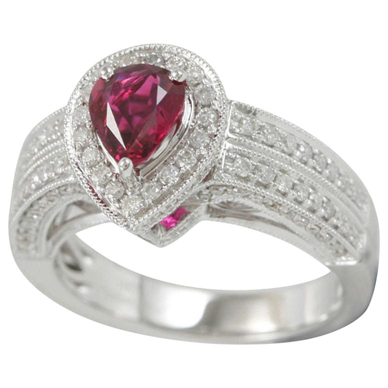 Suzy Levian, bague de fiançailles en or blanc 14 carats, rubis taille poire et diamants blancs en vente