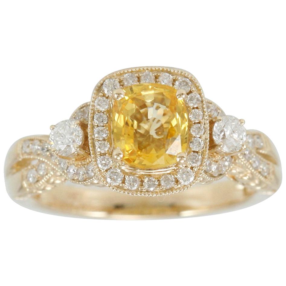 Suzy Levian Bague en or jaune 14 carats avec saphir jaune taille coussin et diamants en vente