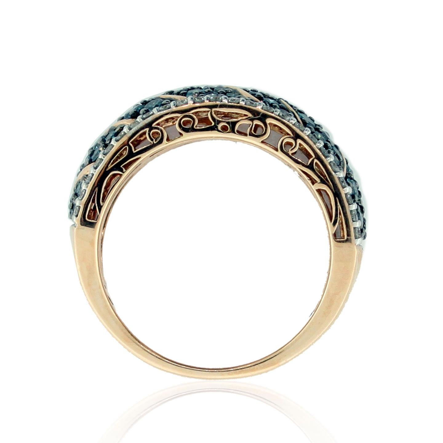 Cette bague spectaculaire de la collection Suzy Levian Limited Edition présente un motif ondulé de diamants en or rose 14k . Un ensemble de diamants bleus et blancs (1,62cttw) accentue la couleur parfaite de l'or rose de la bague. La brillance de