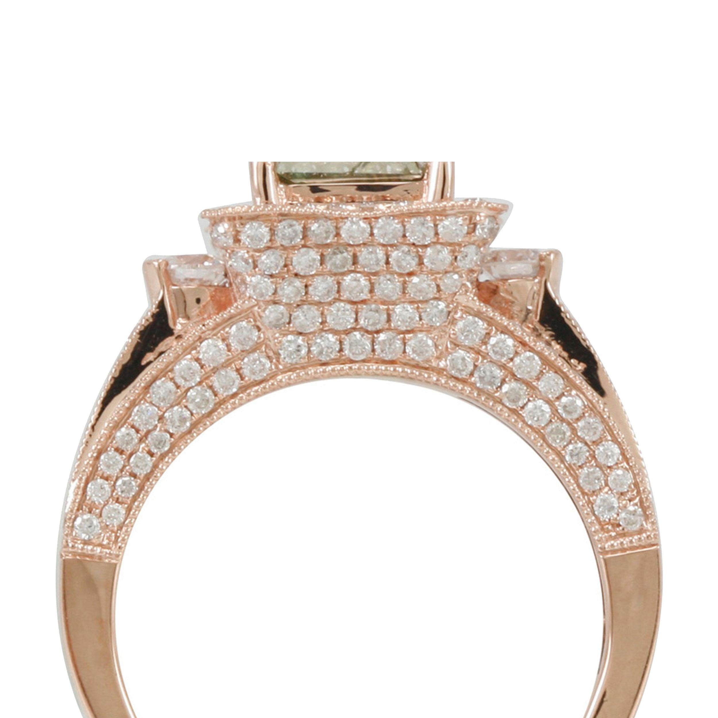 Splendidamente centrato da un singolo diamante verde taglio princess (1,50ct), questo bellissimo anello è un look elegante e stravagante. Realizzato in oro rosa 14k, questo anello Suzy Levian è impreziosito da 2 diamanti bianchi incastonati e 238