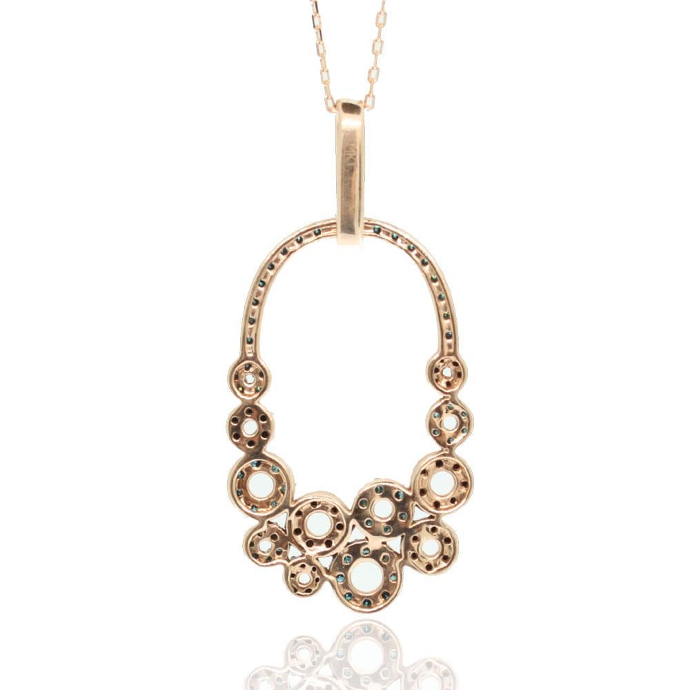 Ce pendentif spectaculaire de la collection Suzy Levian Limited Edition présente un éventail de diamants dans un magnifique pendentif en or rose 14k. Une rangée de diamants latéraux bleus et noirs avec un anneau aligné avec des diamants blancs