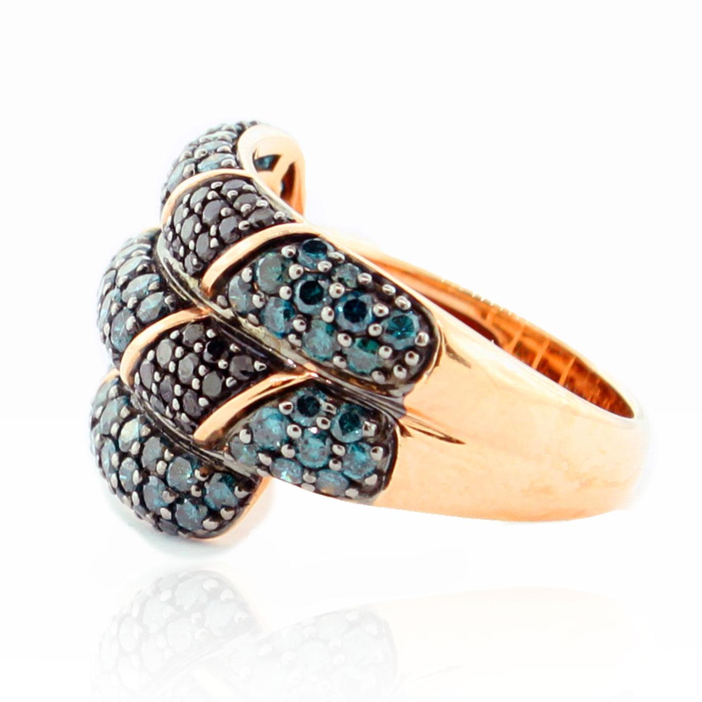 Contemporain Suzy Levian Bague croisée en or rose 14 carats avec diamants ronds bleus et noirs en vente