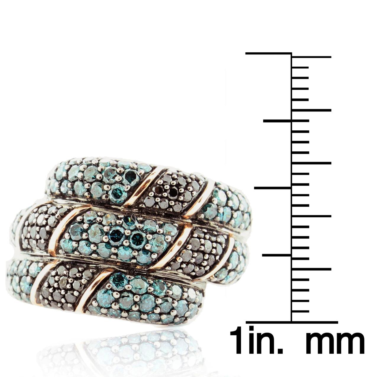 Taille ronde Suzy Levian Bague croisée en or rose 14 carats avec diamants ronds bleus et noirs en vente