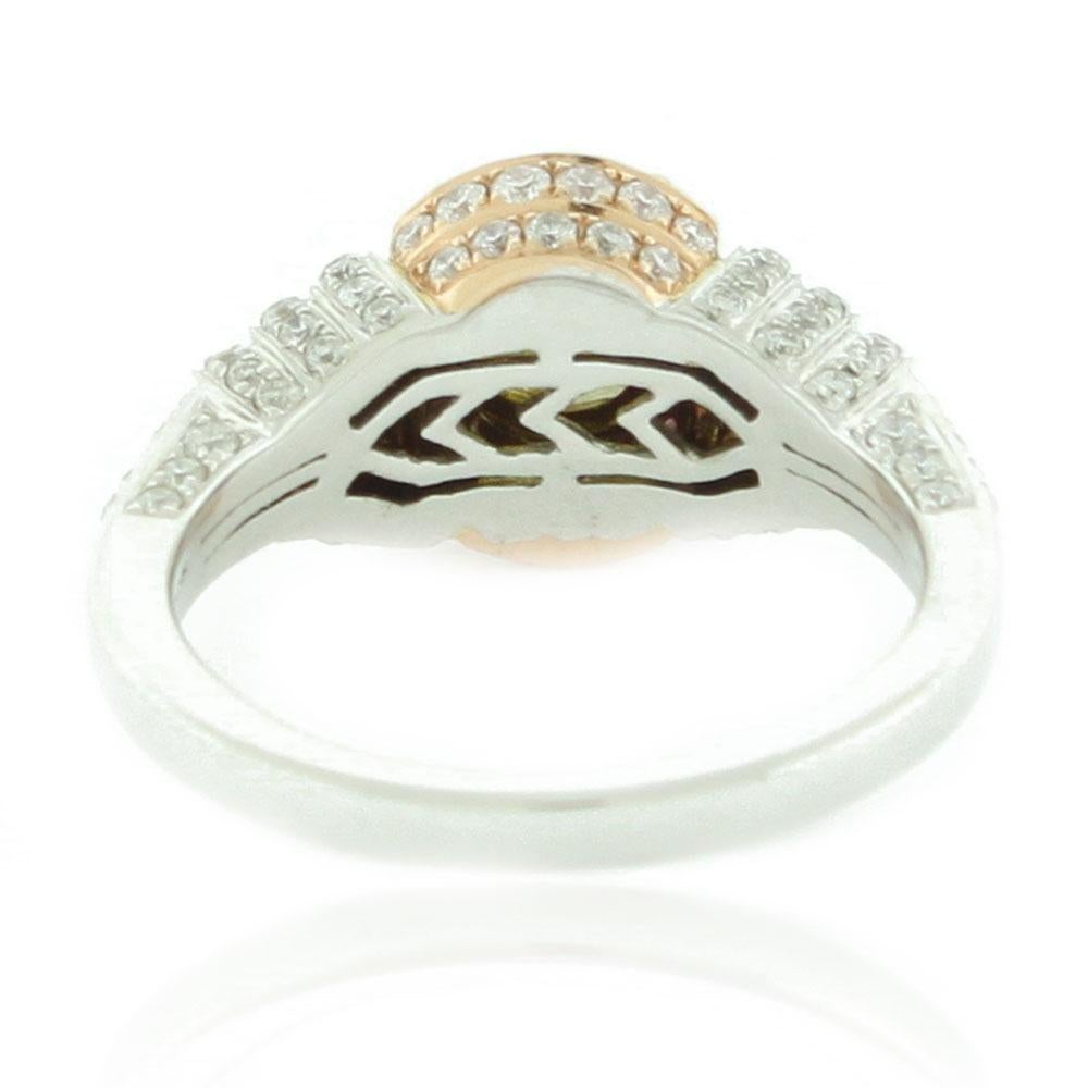 Dieser atemberaubende, einzigartige Ring aus der Suzy Levian Limited Edition Kollektion verfügt über einen wunderschönen gelb-grünen Diamanten im Rundschliff (1,02ct) mit einer Reihe weißer Diamanten (.81cttw), die in einer zweifarbigen Fassung aus