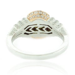 Anillo Suzy Levian de dos tonos de oro blanco y rosa de 14 quilates con diamantes amarillos, verdes y blancos
