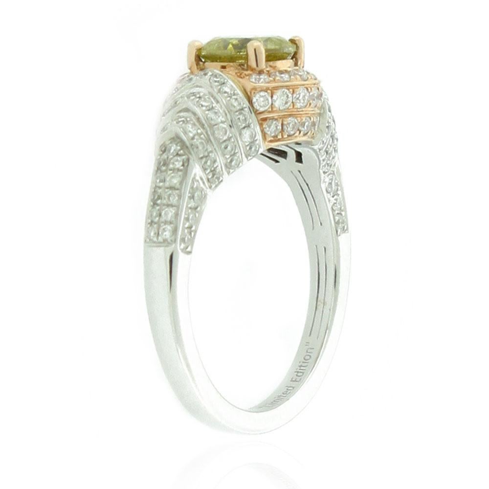 Contemporain Suzy Levian Bague en or blanc et rose 14 carats bicolore avec diamants jaunes, verts et blancs en vente