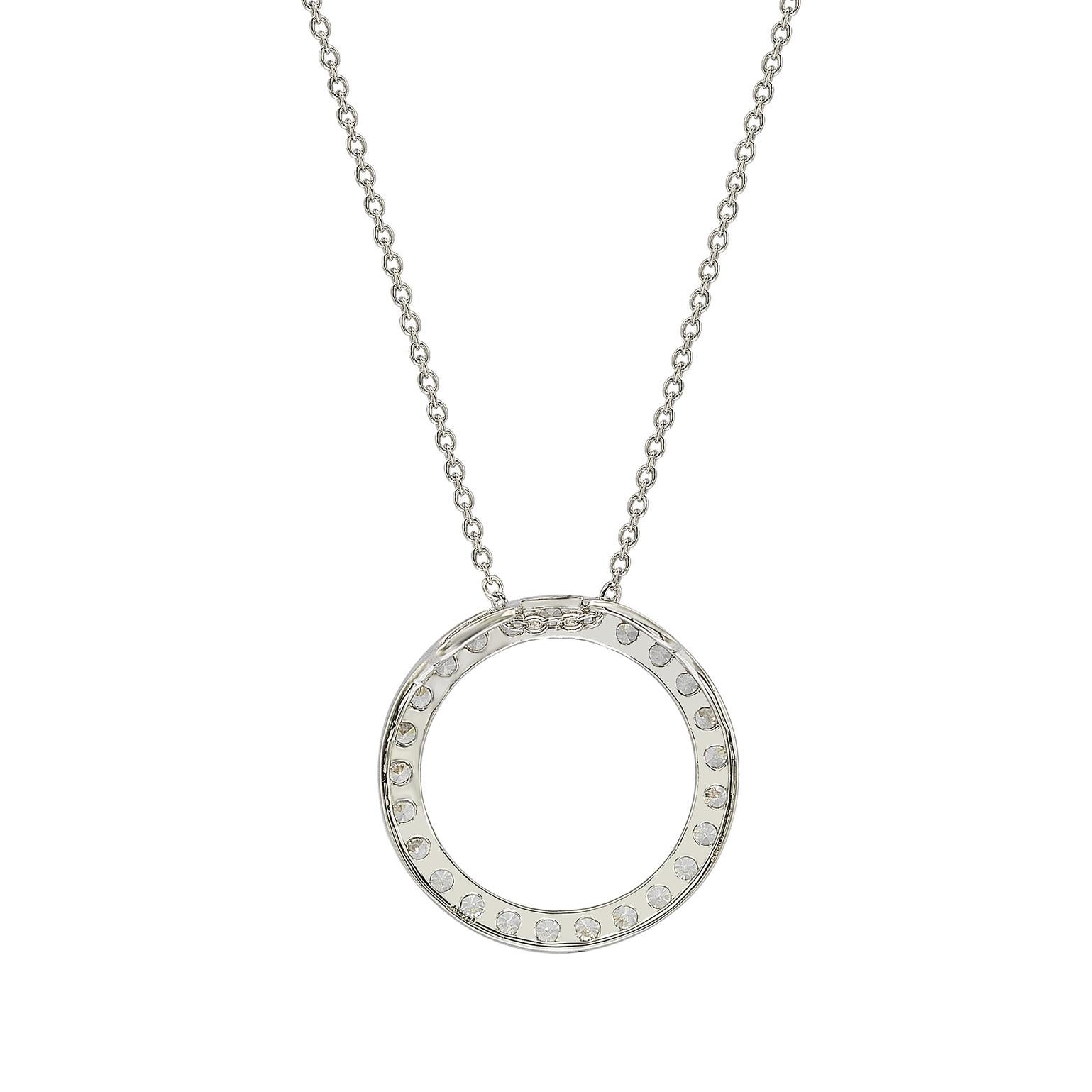 Un pendente a cerchio aperto mostra diamanti di taglio rotondo su una montatura in oro bianco 14 carati, su questa splendida collana. Questo bellissimo pendente a forma di cerchio contiene 25 diamanti bianchi a taglio rotondo per un totale di 0,50