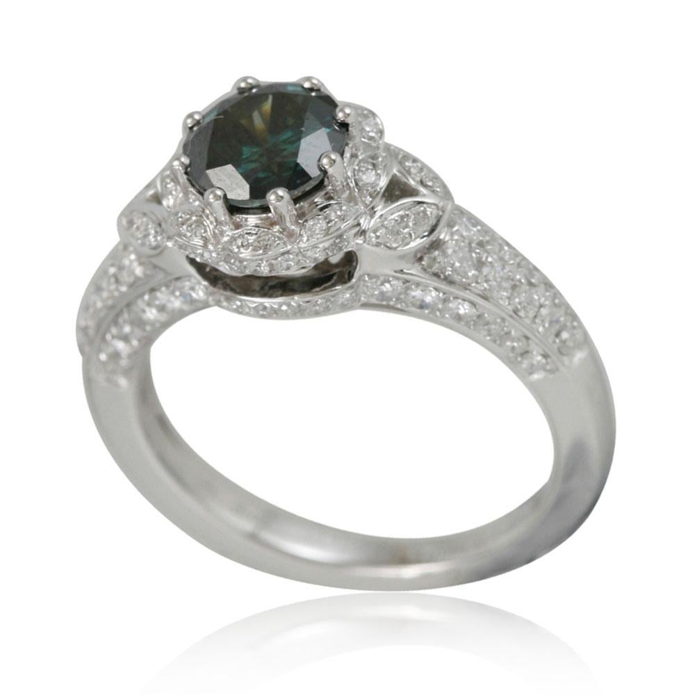 Questo spettacolare anello della collezione Suzy Levian Limited Edition presenta una splendida pietra centrale di diamante verde oliva a taglio rotondo (1,05 carati) con una serie di accenti di diamante bianco (,71 carati), incastonati in una