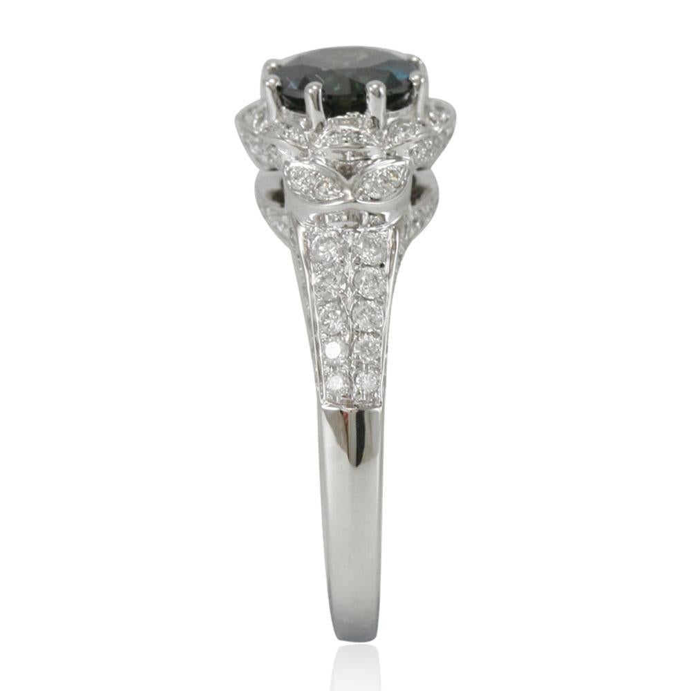 Taglio rotondo Anello con fiore da sposa in oro bianco 14 carati e diamante verde oliva rotondo di Suzy Levian in vendita