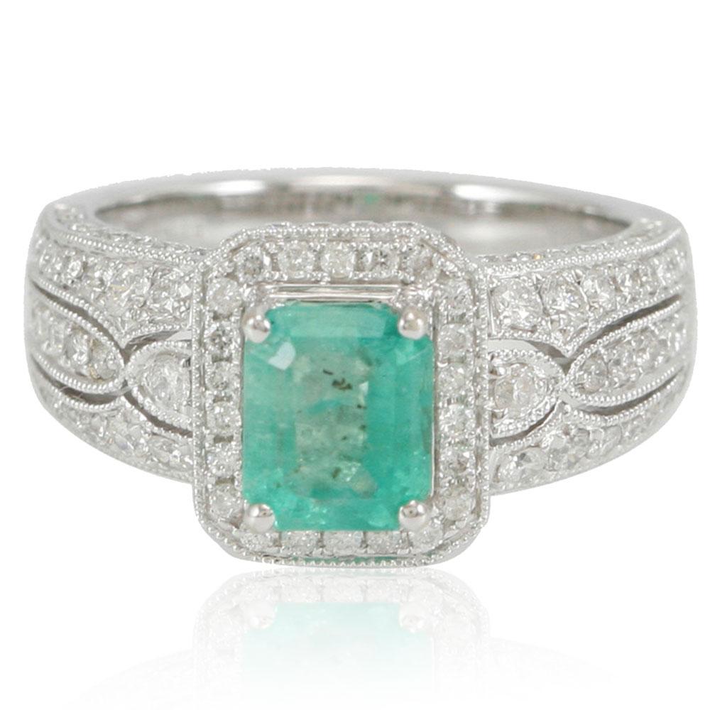 Dieser spektakuläre Ring aus der Limited Edition Kollektion von Suzy Levian zeigt einen kolumbianischen Smaragd in einer quadratischen Zackenfassung aus 14 Karat Weißgold. Eine Reihe seitlicher weißer Diamanten (1,09 ct) mit handgeschnitzter