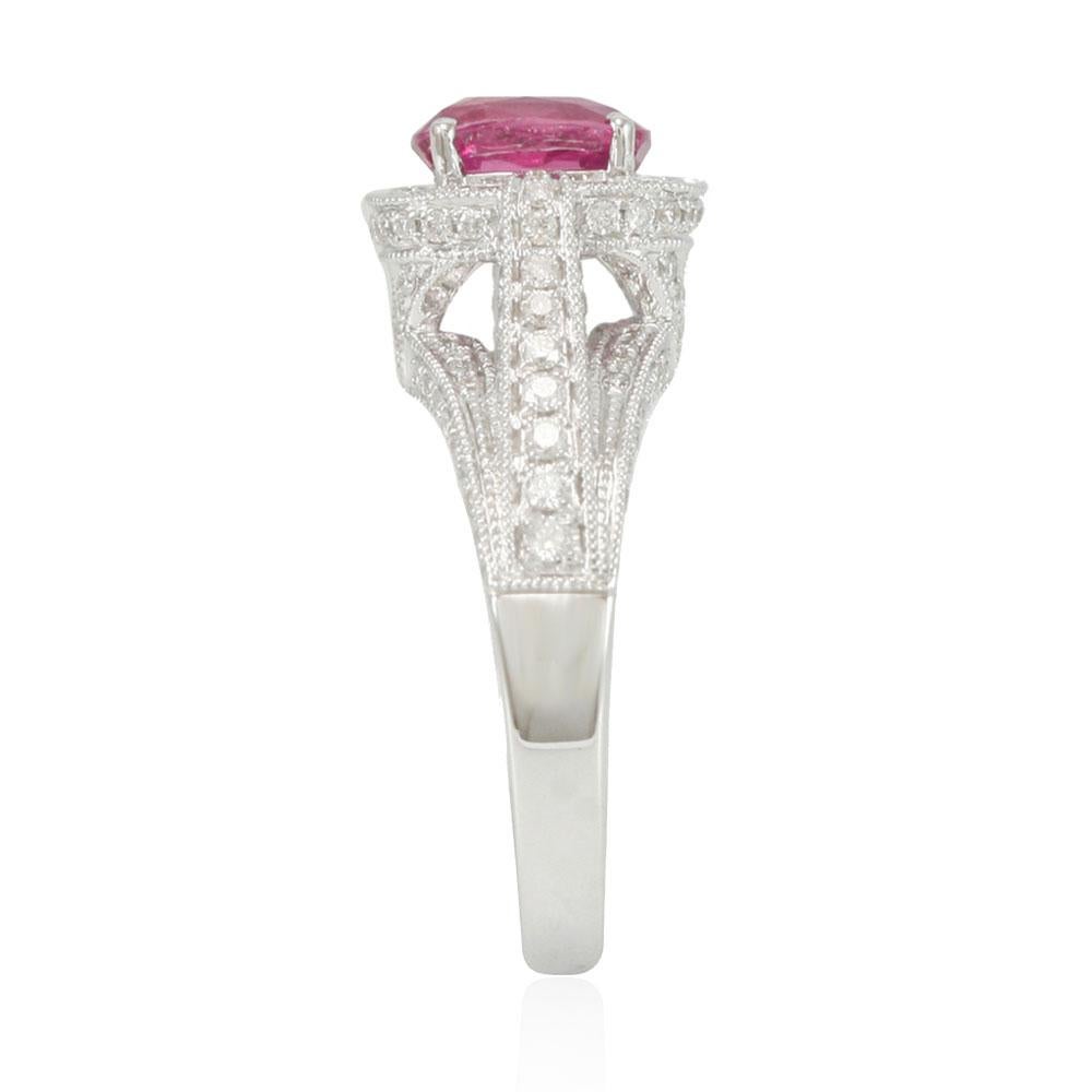 Taille coussin Suzy Levian Bague en or blanc 14 carats avec saphir rose taille coussin et diamants en vente