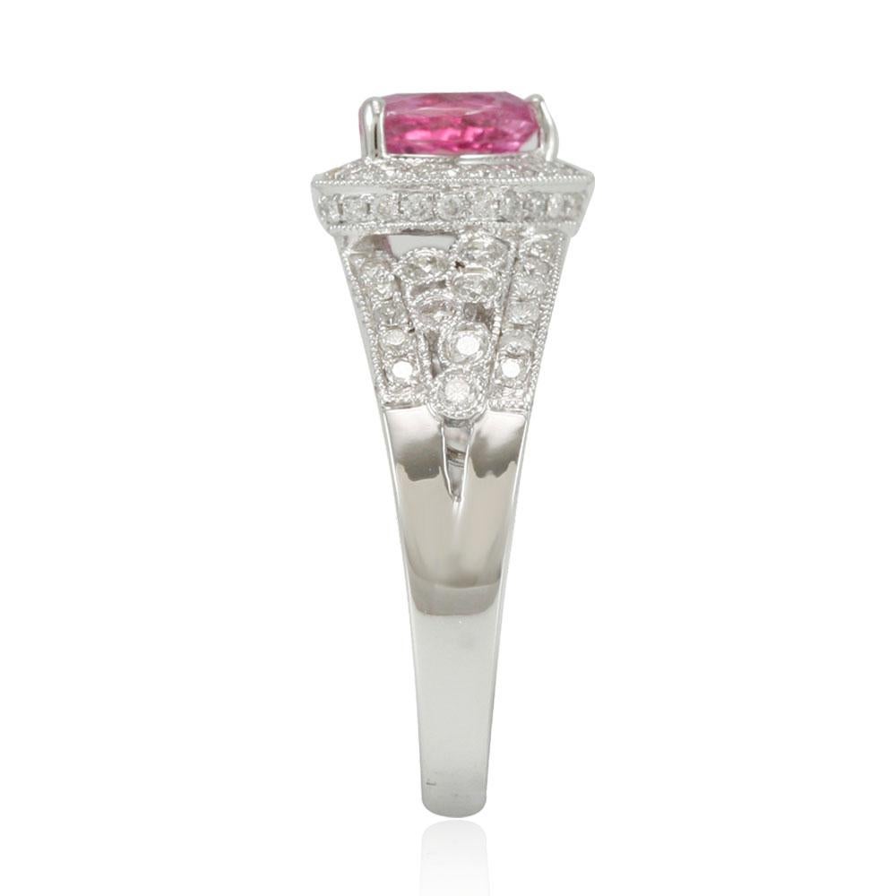 Taille cœur Suzy Levian Bague en or blanc 14 carats avec cœur en saphir de Ceylan rose et diamants en vente