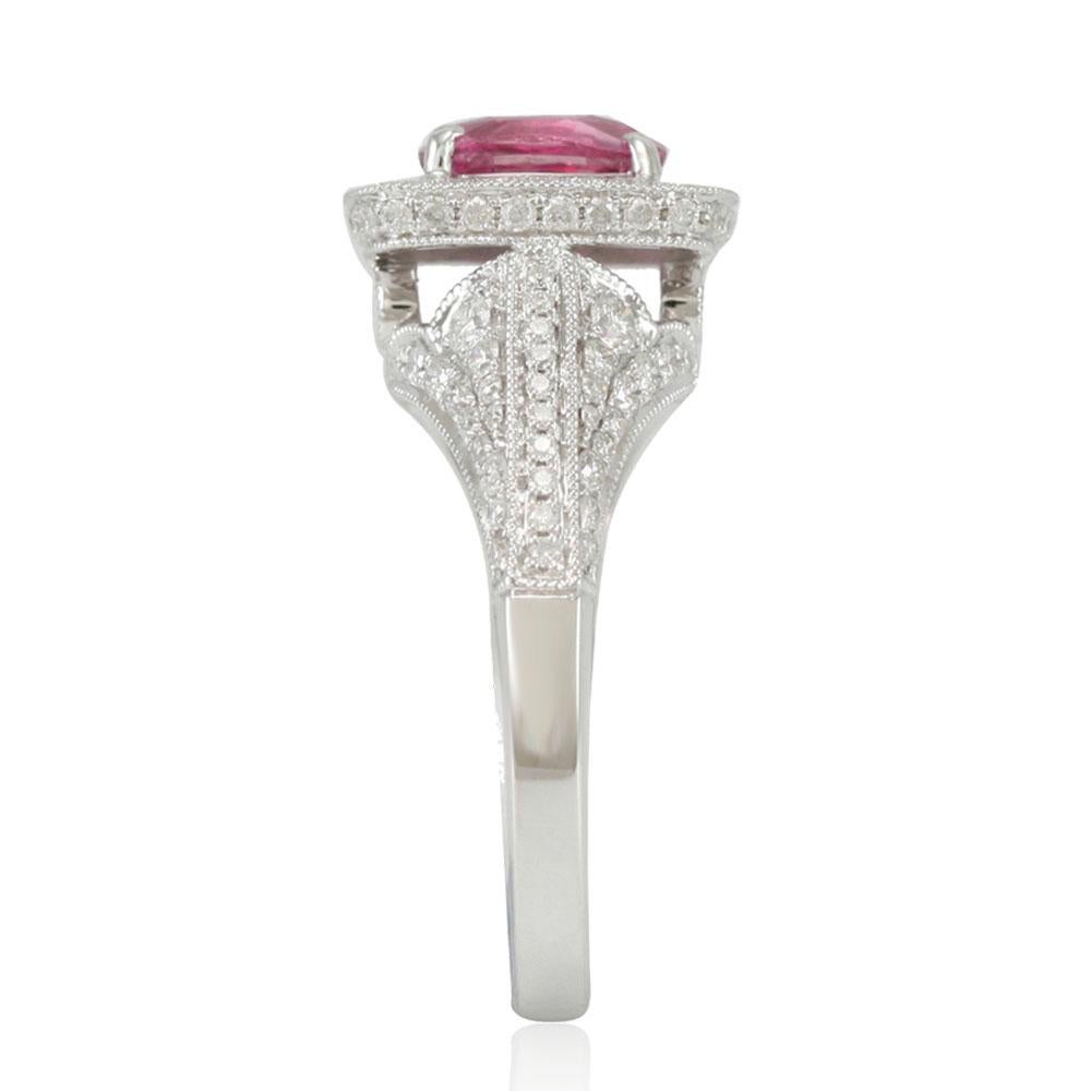 Anillo Suzy Levian de oro blanco de 14 quilates con zafiro rosa talla cojín y diamantes blancos Corte cojín en venta