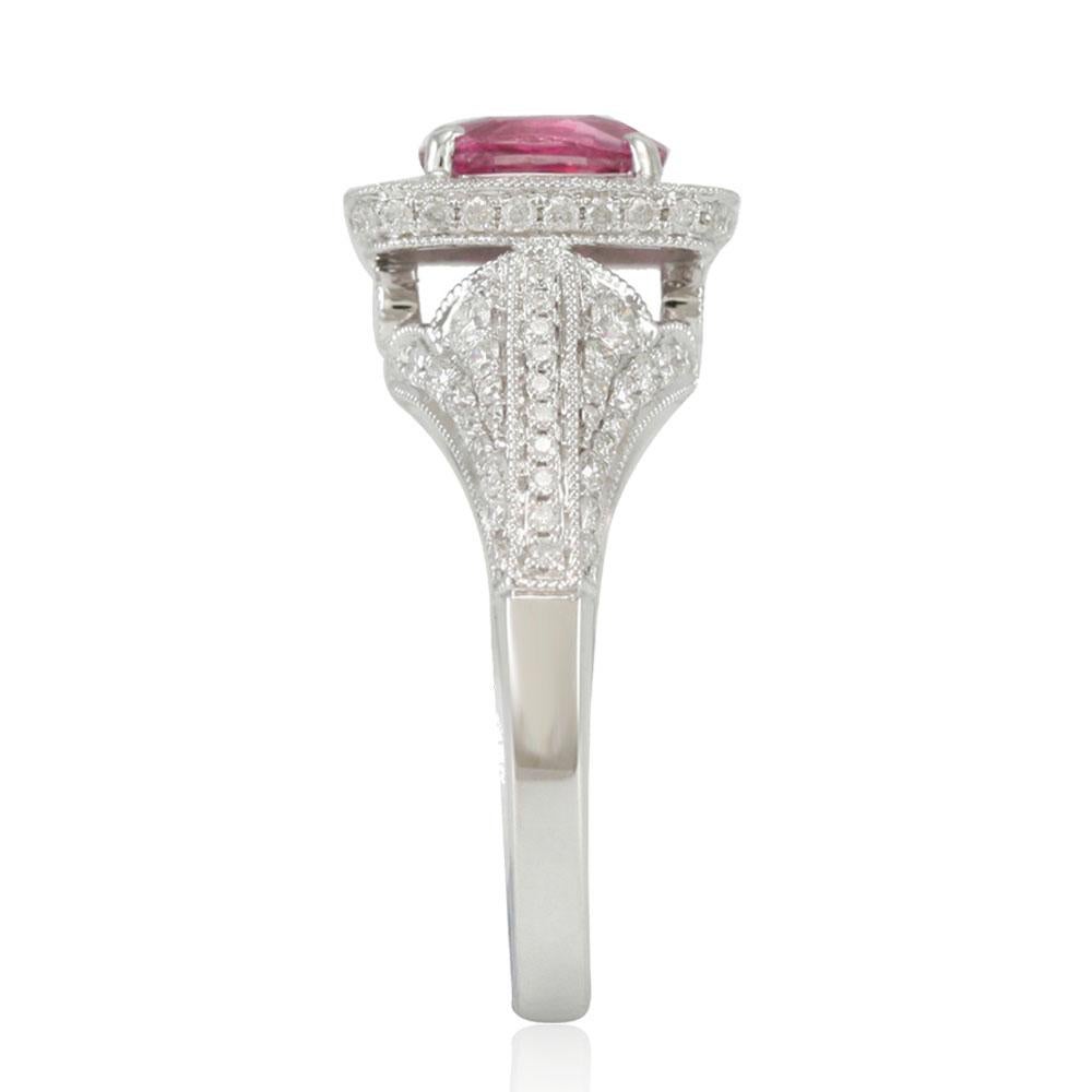 Taille coussin Suzy Levian Bague en or blanc 14 carats avec saphir rose taille coussin et diamants blancs en vente