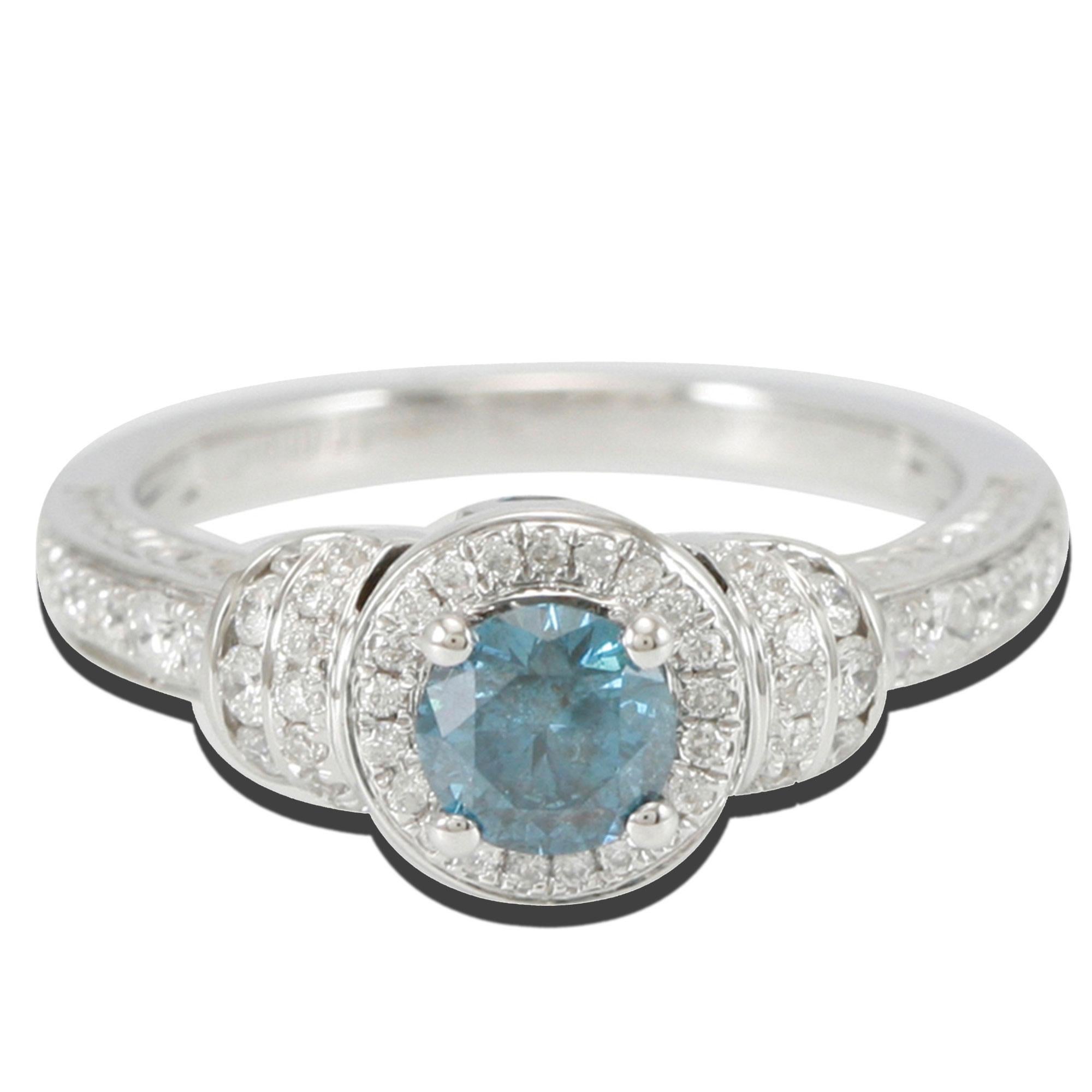 Centrato da una pietra di diamante blu di 4,5 carati, questo anello è impreziosito da due diamanti blu incastonati (.12 carati) e 57 diamanti bianchi incastonati. Realizzato in oro bianco 14k, questo anello brilla con una finitura lucida e