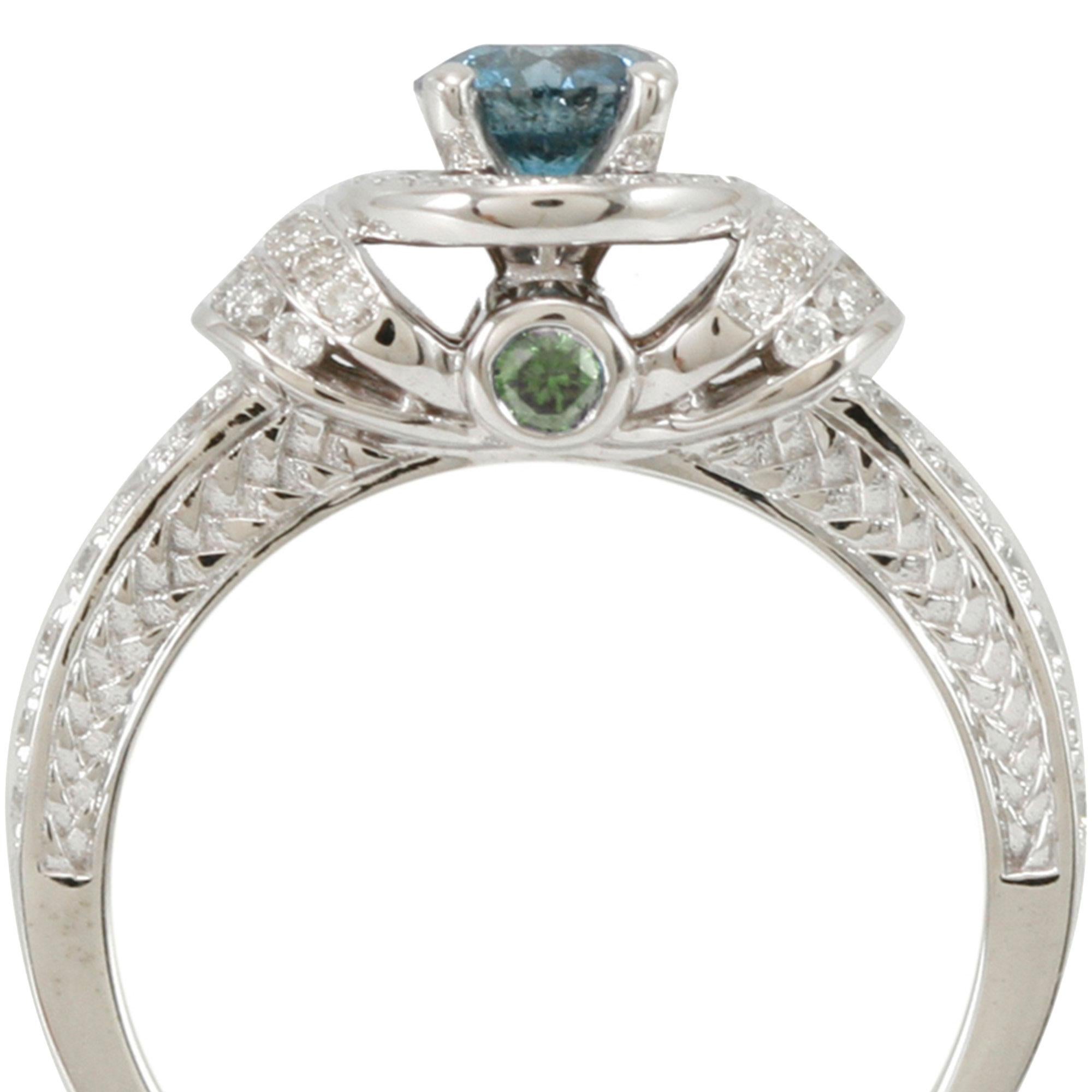 Contemporaneo Anello di fidanzamento aureolato con diamanti blu e bianchi in oro bianco 14K di Suzy Levian in vendita