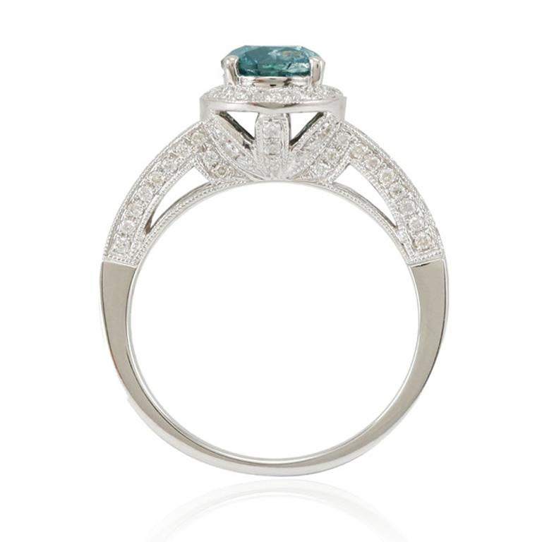 Contemporaneo Anello di fidanzamento aureolato con diamanti blu e bianchi in oro bianco 14K di Suzy Levian in vendita
