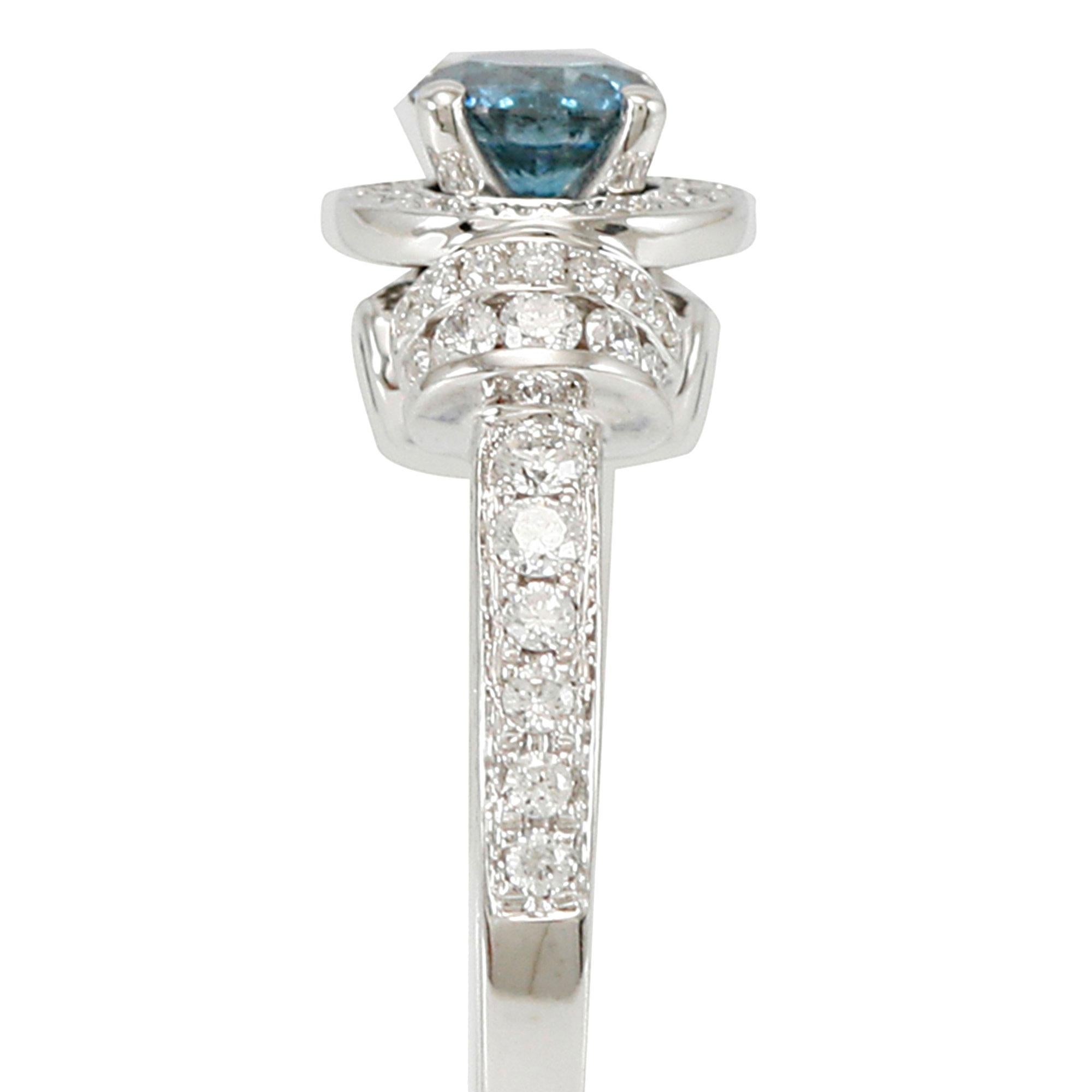 Taglio rotondo Anello di fidanzamento aureolato con diamanti blu e bianchi in oro bianco 14K di Suzy Levian in vendita