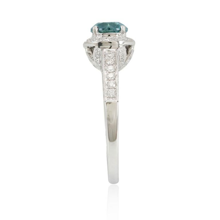 Taglio rotondo Anello di fidanzamento aureolato con diamanti blu e bianchi in oro bianco 14K di Suzy Levian in vendita