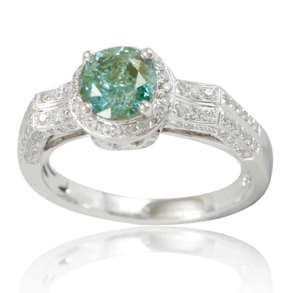 Cette bague spectaculaire de la collection Suzy Levian Limited Edition est ornée d'un magnifique diamant bleu de taille ronde (1,02ct) et d'un ensemble de diamants blancs (0,42cttw), le tout serti dans une monture en or blanc 14k. Le travail manuel