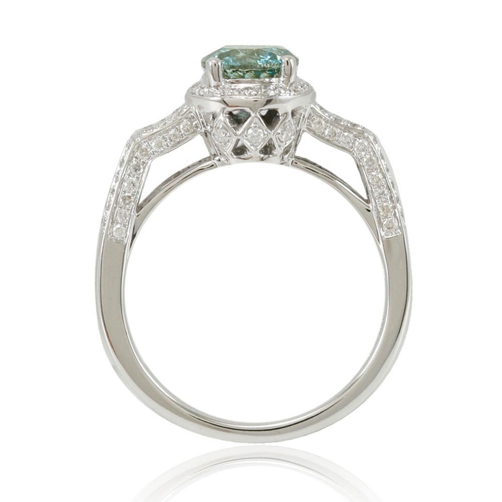 Contemporain Suzy Levian Bague de fiançailles de mariage en or blanc 14 carats avec halo de diamants bleus et blancs ronds en vente
