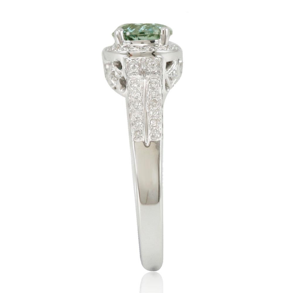 Taille ronde Suzy Levian Bague de fiançailles de mariage en or blanc 14 carats avec halo de diamants bleus et blancs ronds en vente