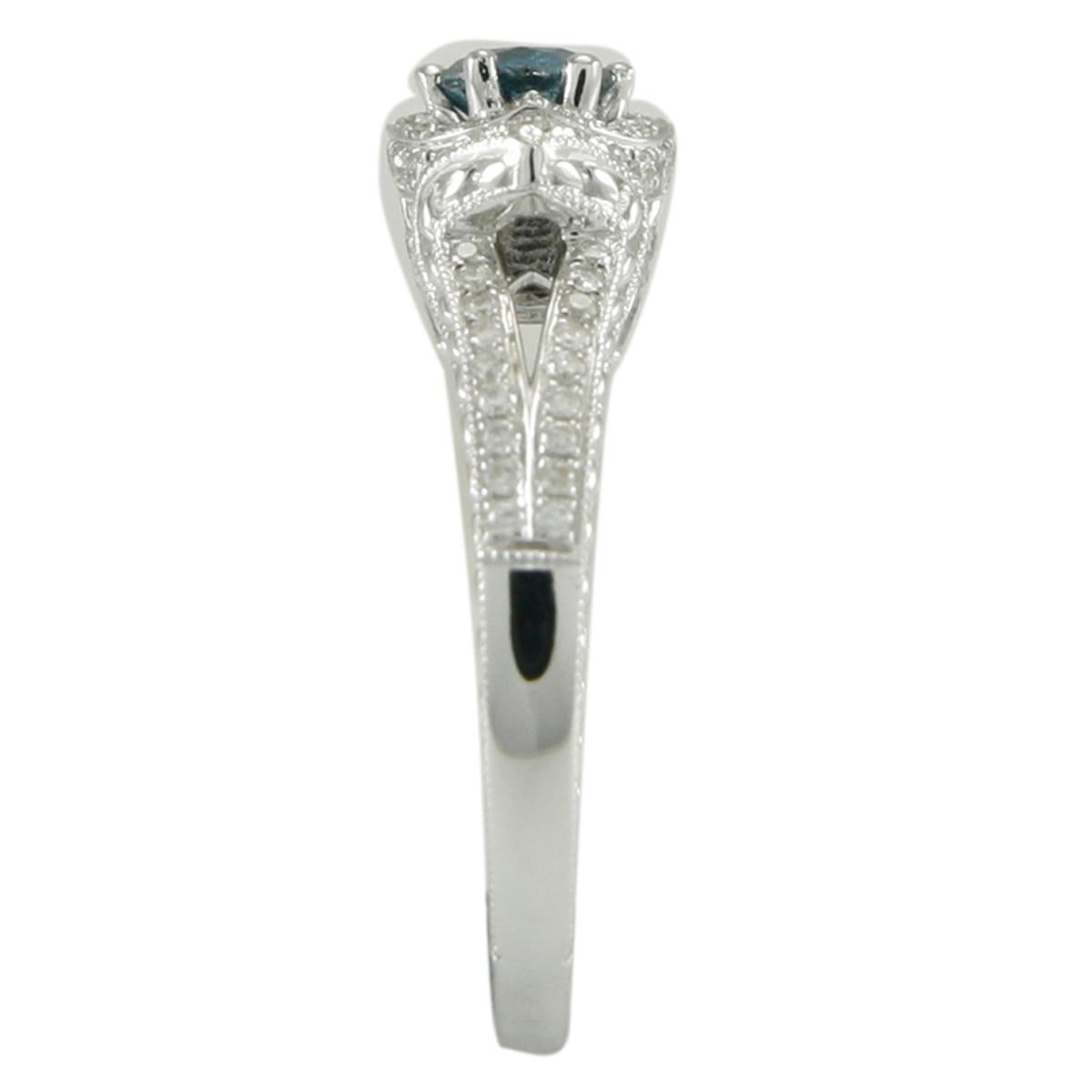 Contemporain Suzy Levian Bague en or blanc 14 carats avec halo de diamants bleus et blancs ronds  en vente