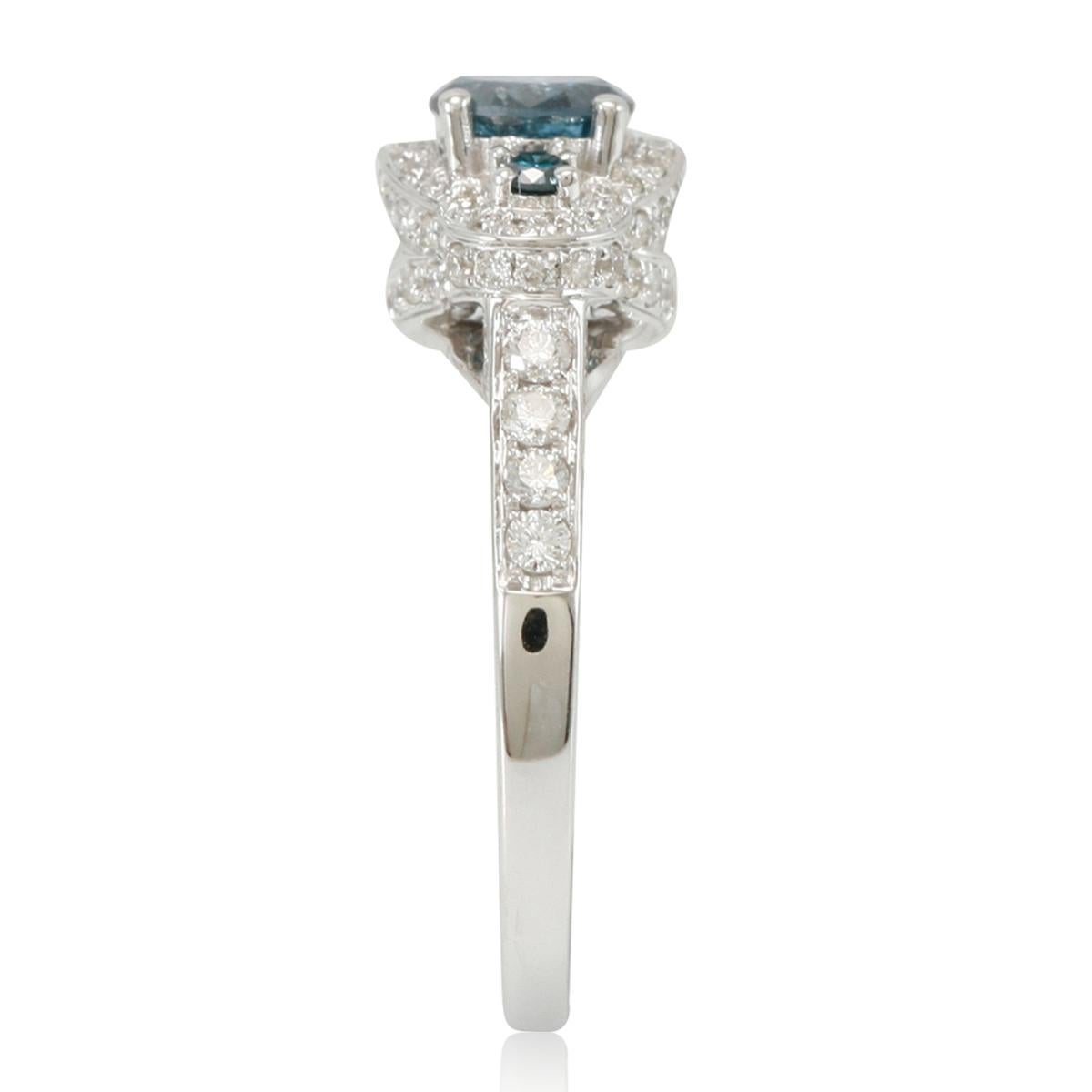 Contemporain Suzy Levian Bague de fiançailles en or blanc 14 carats avec halo de diamants bleus et blancs ronds sertis en pavé en vente