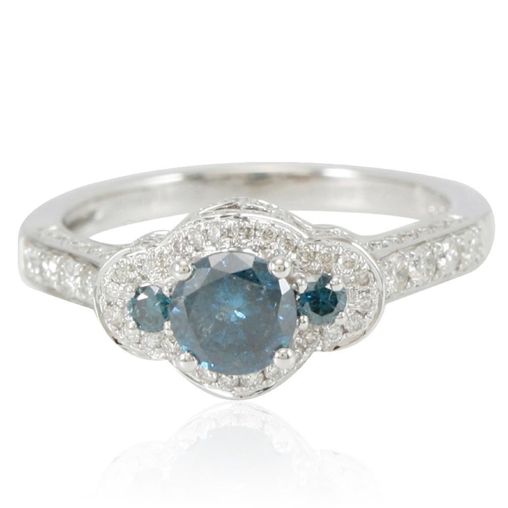 Taille ronde Suzy Levian Bague de fiançailles en or blanc 14 carats avec halo de diamants bleus et blancs ronds sertis en pavé en vente