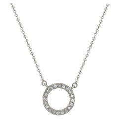 Suzy Levian: 14 Karat Weißgold Kreis-Halskette mit weißen Diamanten
