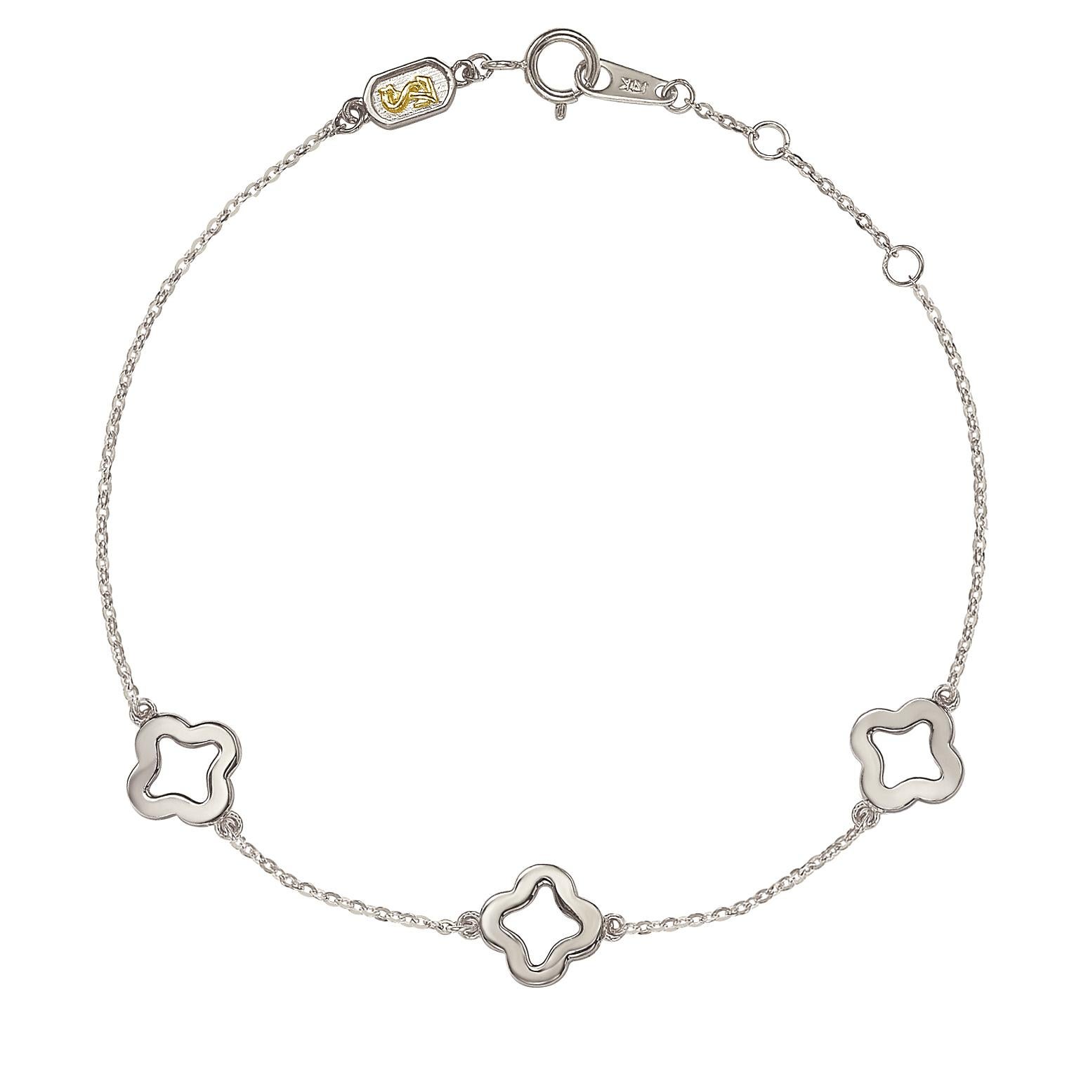 Cet élégant bracelet trèfle ouvert Suzy Levian by the yard, comporte 54 pierres de 1 mm de diamètre, pour un total de 0,27 cttw, le tout serti dans une monture en or blanc 14 carats. Il y a 3 trèfles ouverts attachés à la chaîne, qui sont sécurisés