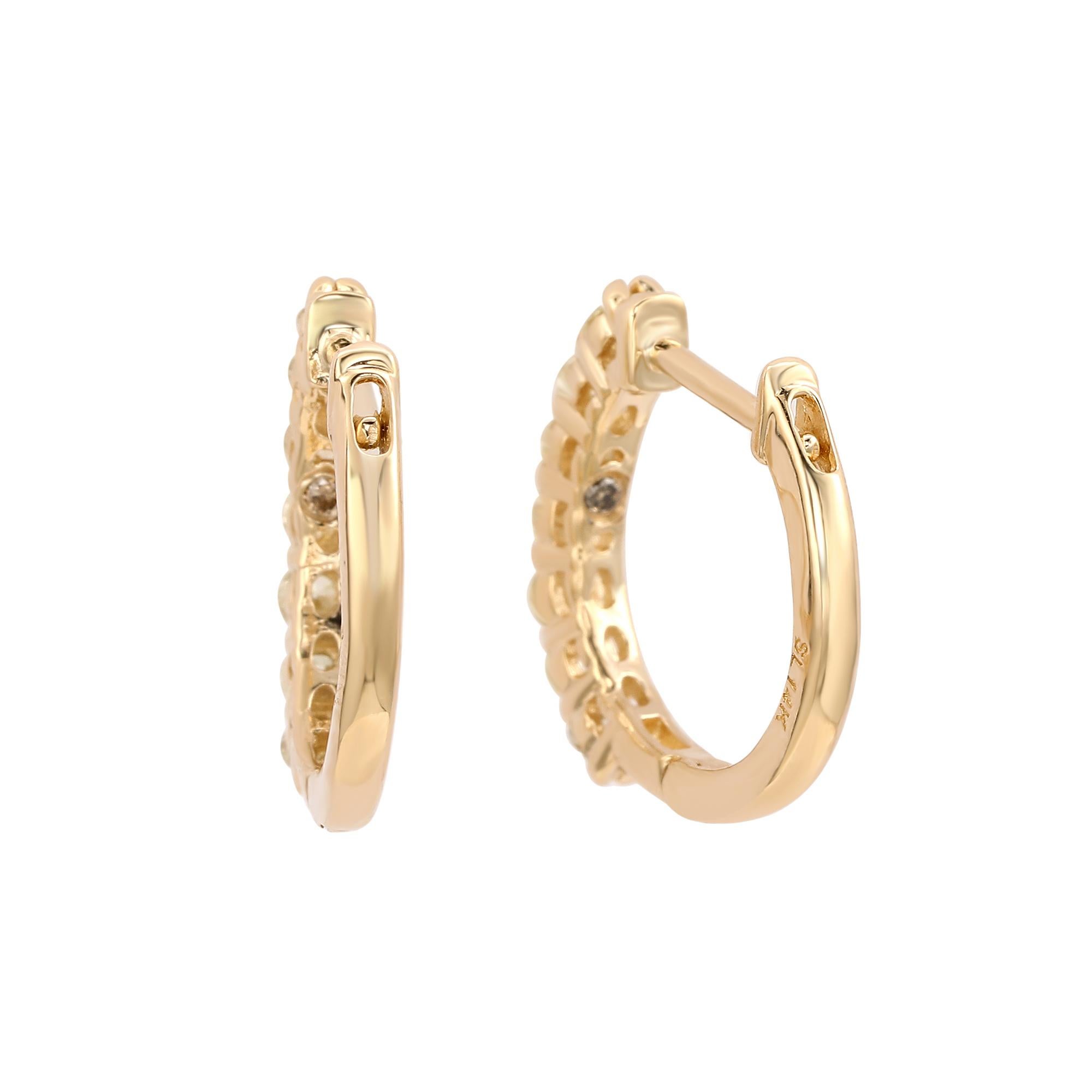 Setzen Sie ein Zeichen mit den atemberaubenden Huggie-Hoop-Ohrringen, perfekt für Frauen jeden Alters. Diese Huggie Hoop-Ohrringe sind mit einer einzigen Reihe weißer Diamanten im Rundschliff in 14-karätigem Gelbgold gefasst. Diese Reifchen sind mit