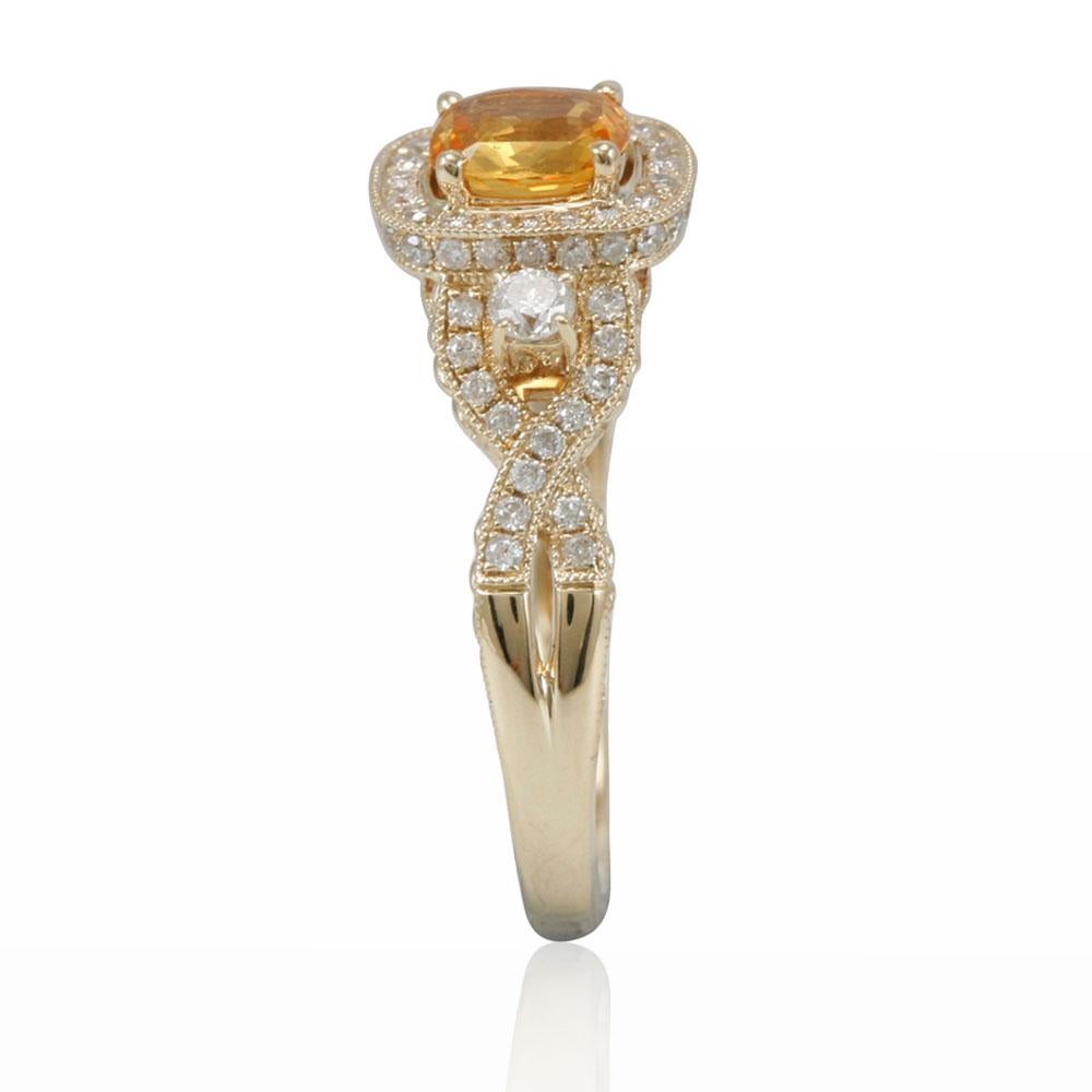 Contemporain Suzy Levian Bague en or jaune 14 carats avec saphir jaune naturel taille coussin et diamants en vente