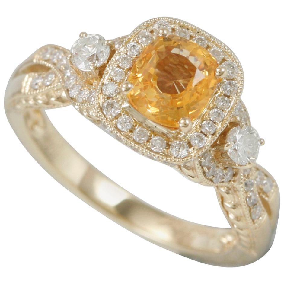 Suzy Levian Bague en or jaune 14 carats avec saphir jaune naturel taille coussin et diamants en vente