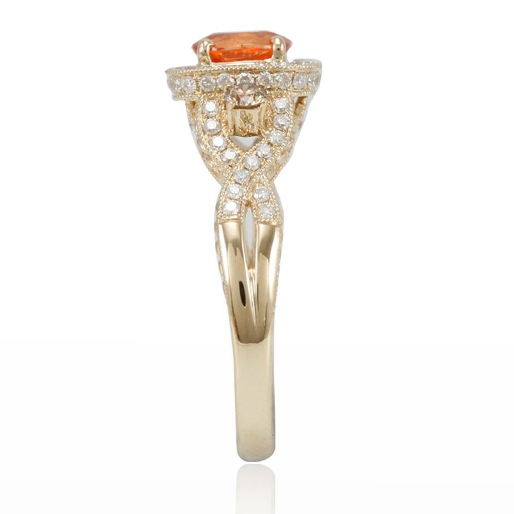 Contemporaneo Anello con zaffiro arancione taglio cuscino e diamante marrone in oro 14 carati di Suzy Levian in vendita