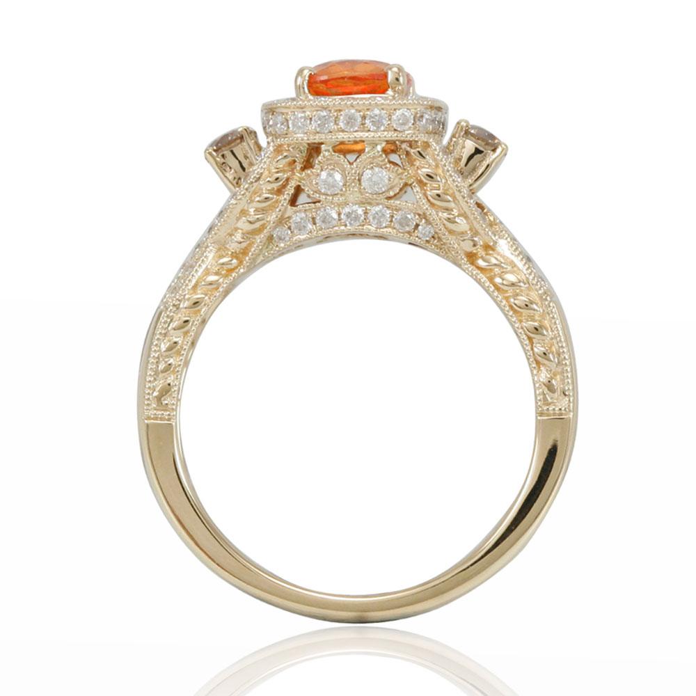 Ajoutez une couleur radieuse et de l'éclat à votre look avec cette superbe bague de cocktail de la collection Limited Edition de Suzy Levian. Cette bague présente une pierre centrale unique, un saphir orange naturel de taille coussin, avec deux