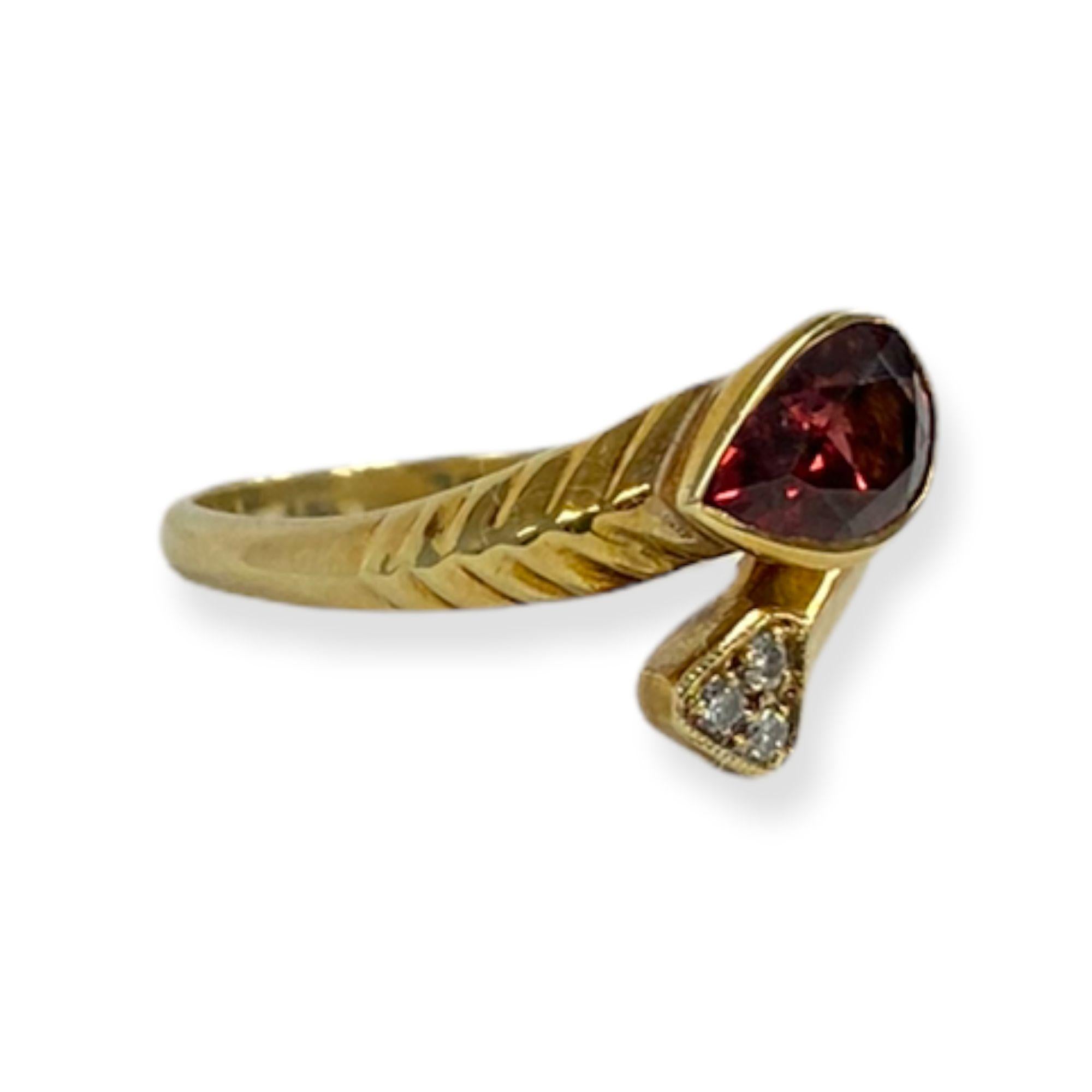 Cette bague spectaculaire de la collection Suzy Levian est en or 14k. Un ensemble de diamants blancs (.05cttw) accentue la couleur rouge parfaite de la pierre centrale grenat (1.50ct). La brillance de ces pierres et l'éclat de la finition polie de