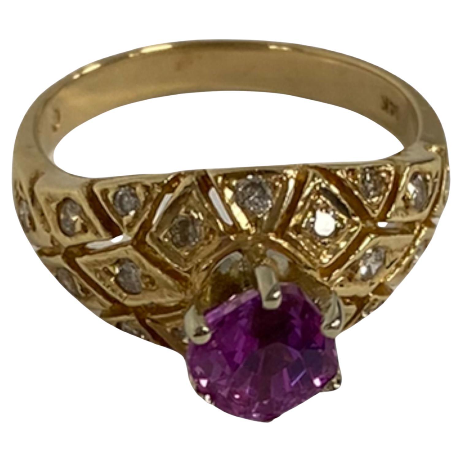 Suzy Levian: Vintage-inspirierter 14 Karat Gelbgold Ring mit rundem rosa Saphir und Diamant