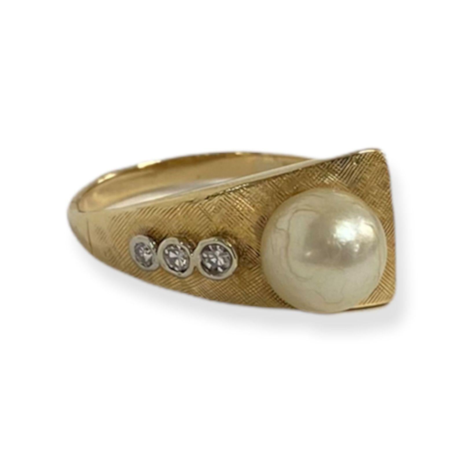Cette bague abstraite de la collection Vintage-Inspired One-of-a-Kind de Suzy Levian présente 3 diamants blancs (.10cttw) sertis en chaton sur une bande, accentuant une perle blanche centrale de 7 mm dans une monture en or jaune 14k. Si complexe