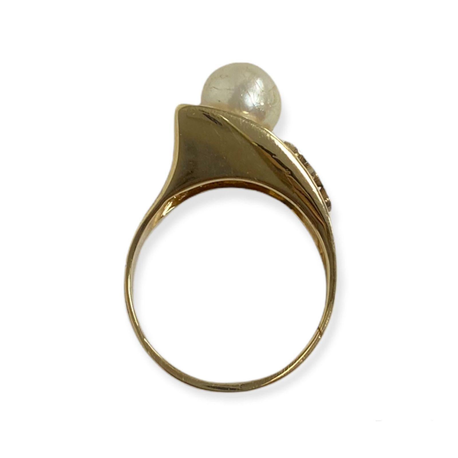 Taille ronde Suzy Levian Bague abstraite d'inspiration vintage en or jaune 14 carats avec perles et diamants blancs en vente
