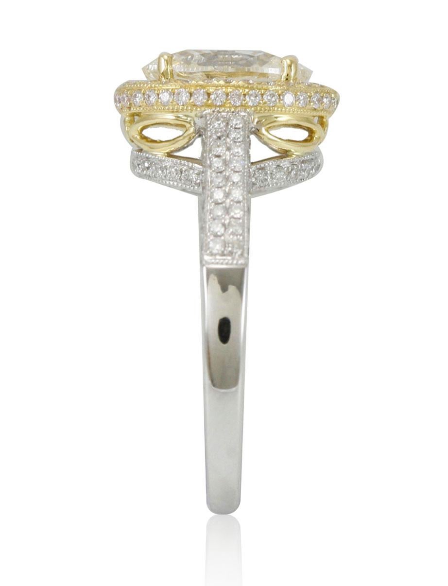 Contemporaneo Anello di fidanzamento con diamante ovale in oro bianco e giallo a 18 carati Suzy Levian in vendita