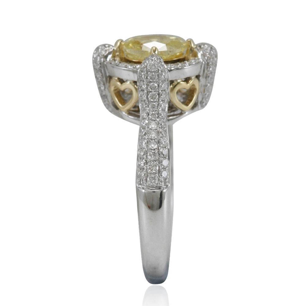 Contemporain Suzy Levian Bague en or bicolore 18 carats avec diamants jaunes et blancs de couleur fantaisie de taille ovale en vente
