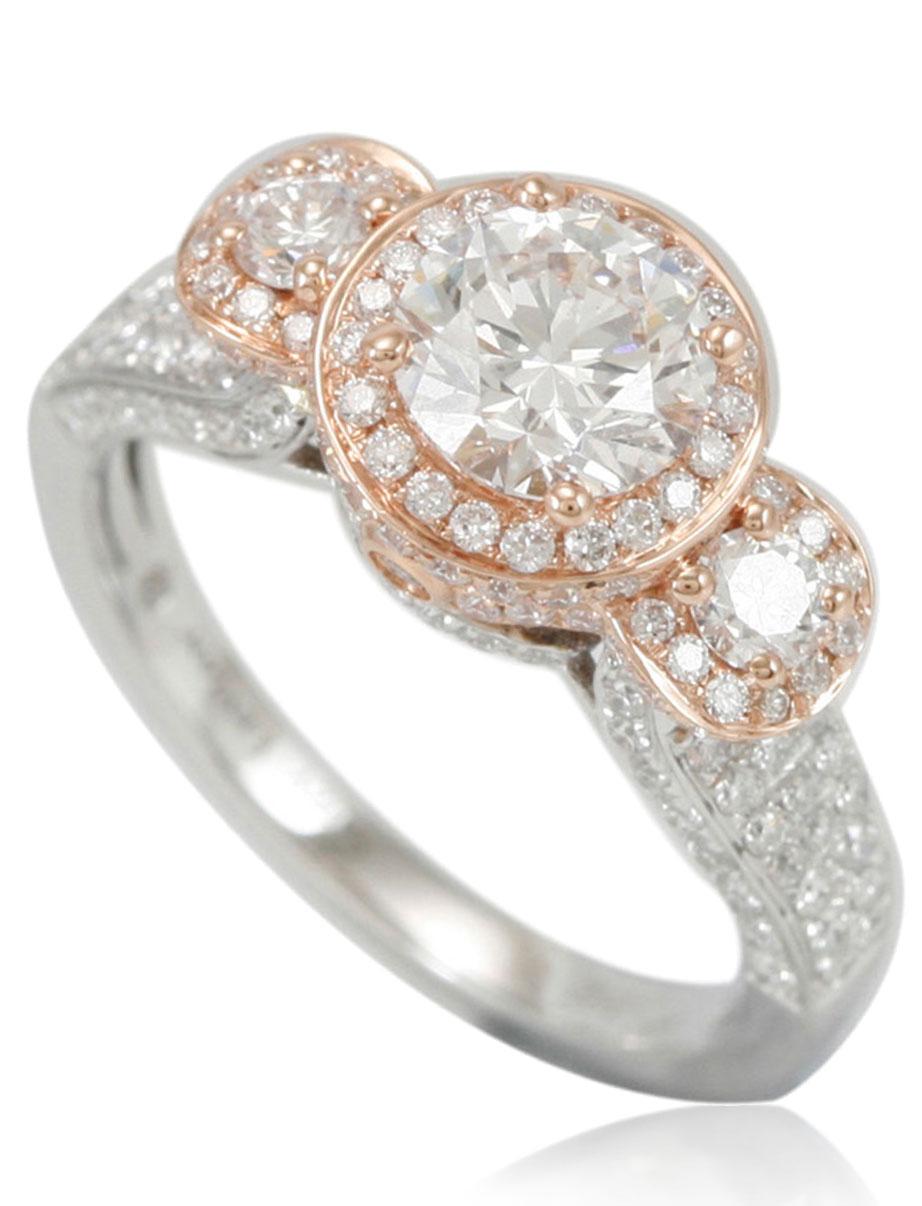 Dieser spektakuläre Ring aus der Suzy Levian Limited Edition-Kollektion verfügt über eine zweifarbige Fassung aus 14-karätigem Weiß- und Gelbgold mit einem runden, ausgefallenen gelben Diamanten als Mittelstein (1,08ct). Eine Reihe weißer Diamanten