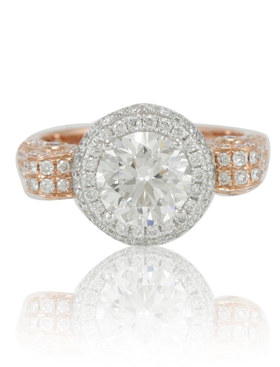 Questo spettacolare anello della collezione Suzy Levian Limited Edition presenta un'incastonatura bicolore in oro bianco e rosa 18k con una pietra centrale di diamante bianco a taglio rotondo (2,00ct). Una serie di diamanti bianchi (1.03cttw)