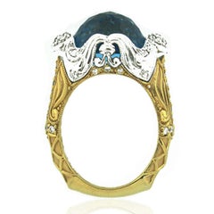 Suzy Levian, bague bicolore en or blanc et jaune 18 carats avec topaze bleue de Londres taillée en cabochon
