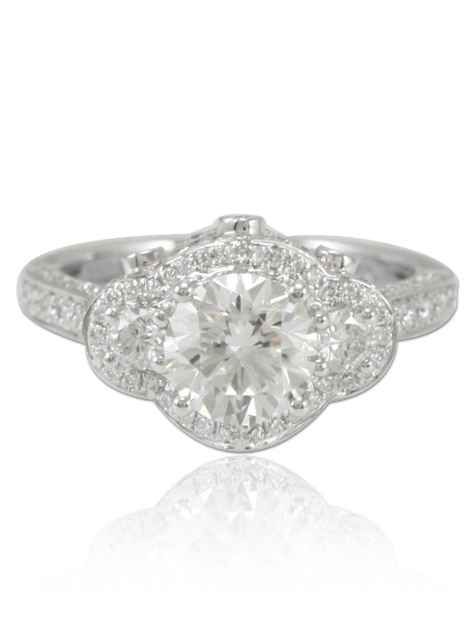 Dieser spektakuläre Ring aus der Suzy Levian Limited Edition-Kollektion verfügt über eine Fassung aus 18 Karat Weißgold mit einem runden, ausgefallenen weißen Diamanten als Mittelstein (1,52ct). Eine Reihe weißer Diamanten (1,03cttw) akzentuiert den